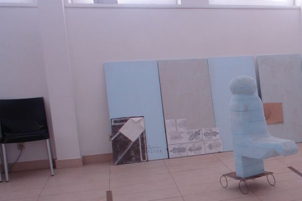 Анатолий Комелин. Плывущий ребенок, 2021. Высота 35 см. Фрагмент экспозиции выставки ''Вспоминая родителей''. Галерея ''Нико'', Москва. Фото из архива А. Комелина