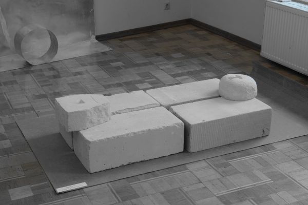 Анатолий Комелин. ''Знаки бытия''. Фрагмент экспозиции в РАХ, Москва, 2018. Фото из архива А. Комелина