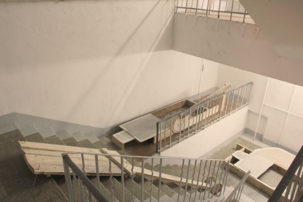 Анатолий Комелин. Проект ''И упали на лица свои'', 2011. Строительный колледж № 30, Москва. Фото из архива А. Комелина