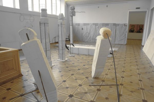 Анатолий Комелин. ''Знаки бытия''. Фрагмент экспозиции в РАХ, Москва, 2018. Фото из архива А. Комелина