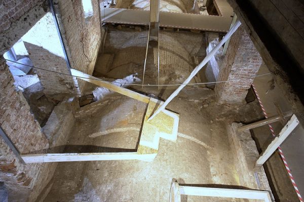 Анатолий Комелин. И упали на лица на свои. Вариант экспозиции. Выставка ''На холмах'', 2015-2016. Павильон ''Руина'', Музей архитектуры имени А.В. Щусева, Москва. Фото из архива А. Комелина