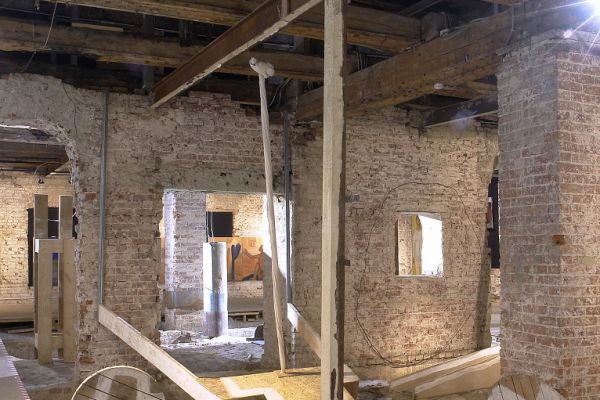 Анатолий Комелин. И упали на лица свои. Вариант экспозиции. Выставка ''На холмах'', 2015-2016. Павильон ''Руина'', Музей архитектуры имени А.В. Щусева, Москва. Фото из архива А. Комелина