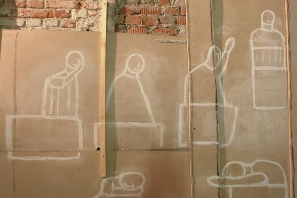 Анатолий Комелин. Спящие отроки Эфесские. Фрагмент экспозиции. Выставка ''На холмах'', 2015-2016. Павильон ''Руина'', Музей архитектуры имени А.В. Щусева, Москва. Фото из архива А. Комелина