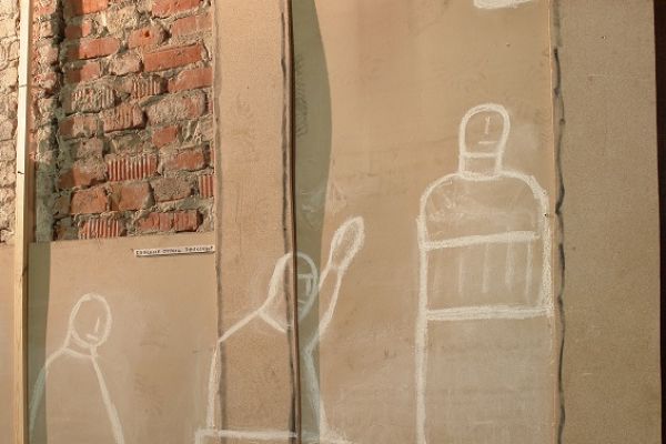 Анатолий Комелин. Спящие отроки Эфесские. Фрагмент экспозиции. Выставка ''На холмах'', 2015-2016. Павильон ''Руина'', Музей архитектуры имени А.В. Щусева, Москва. Фото из архива А. Комелина