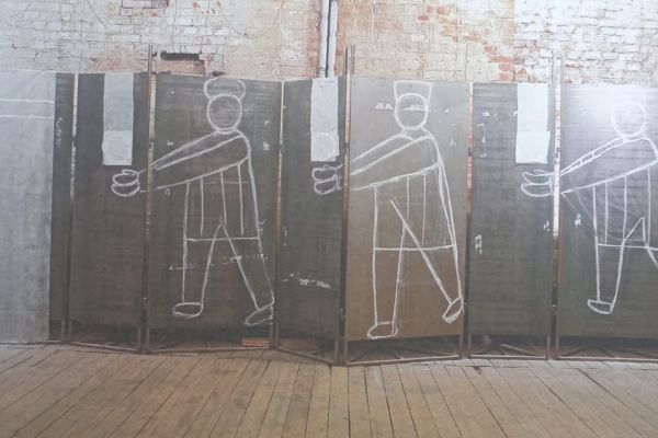 Анатолий Комелин. Волхвы. Фрагмент экспозиции. Выставка ''На холмах'', 2015-2016. Павильон ''Руина'', Музей архитектуры имени А.В. Щусева, Москва. Фото из альбома Анатолий Комелин. в Мастерской, Москва, 2018