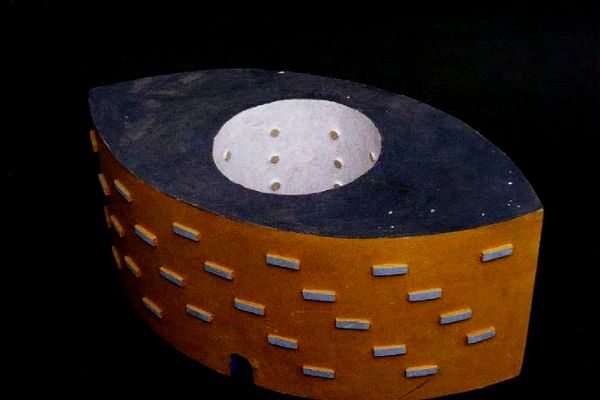 Игорь Шелковский. Дом-эллипс, 2008. Картон, краска, 51,5х26,5х22,5 см.  Фото: каталог ''Игорь Шелковский'', Мультимедийный комплекс актуальных искусств, М., 2013