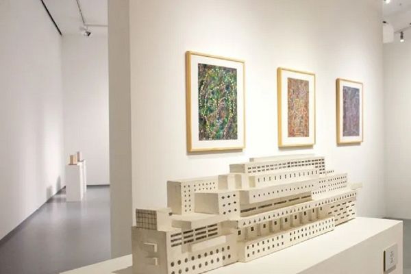 Игорь Шелковский. Дом-корабль, 2010. Дерево, краска, 25х96х19 см. Фото Ольги Данилкиной