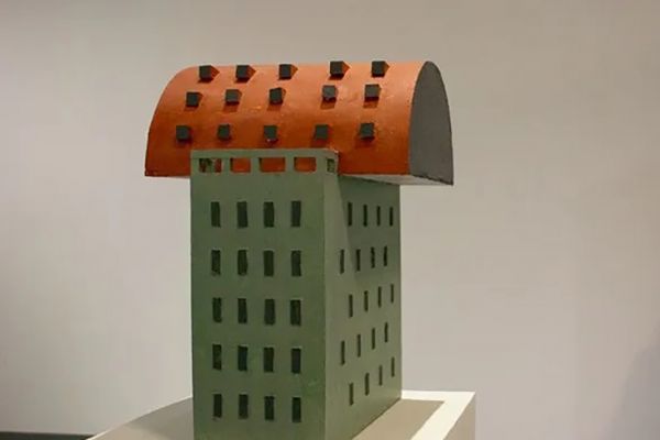 Игорь Шелковский. Дом с красной крышей, 2008. Дерево, краска, 48х33х31 см. Фото Ольги Данилкиной