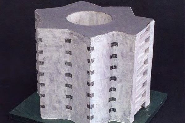 Игорь Шелковский. Дом-звезда, 2009. Картон, краска, 22х24х28 см.  Фото: каталог ''Игорь Шелковский'', Мультимедийный комплекс актуальных искусств, М., 2013