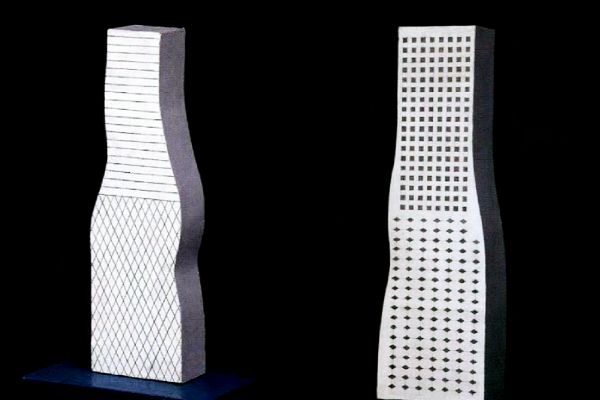 Игорь Шелковский. Небоскреб-женщина I, II, 2009. Картон, краска, 48х26х18 см, 48х35х32 см.  Фото: каталог ''Игорь Шелковский'', Мультимедийный комплекс актуальных искусств, М., 2013