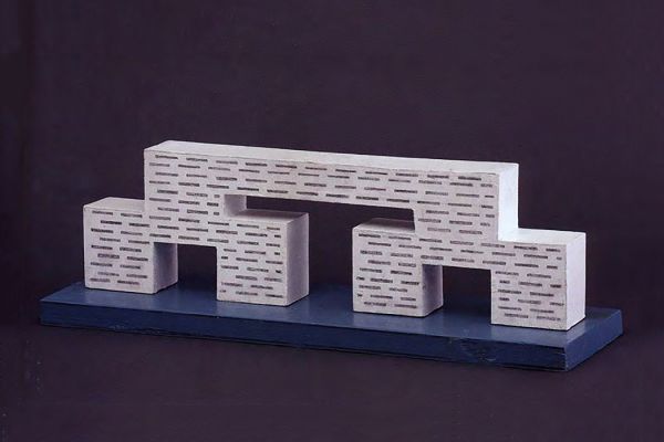 Игорь Шелковский. Небоскреб-зверь, 2009. Дерево, краска, 20х60х18 см.  Фото: каталог ''Игорь Шелковский'', Мультимедийный комплекс актуальных искусств, М., 2013