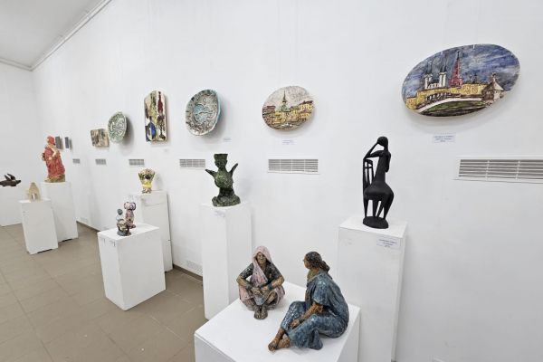 Экспозия выставки ''Творческим группам по керамике - 30 лет''. Фото Маргариты Камардиной. Фрагмент 10