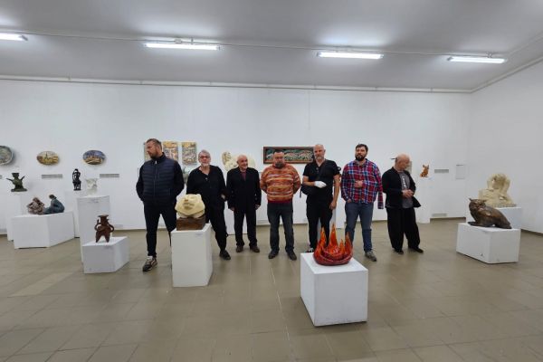 Экспозия выставки ''Творческим группам по керамике - 30 лет''. Фото Маргариты Камардиной. Фрагмент 1