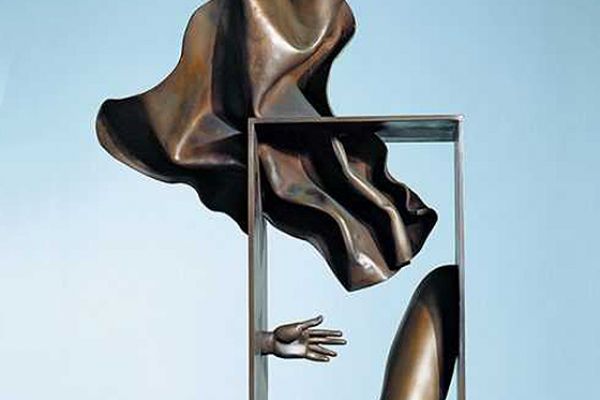 Александр Бурганов. ''Любовь убегает'', 1990. Бронза, металл. Московский государственный музей ''Дом Бурганова''