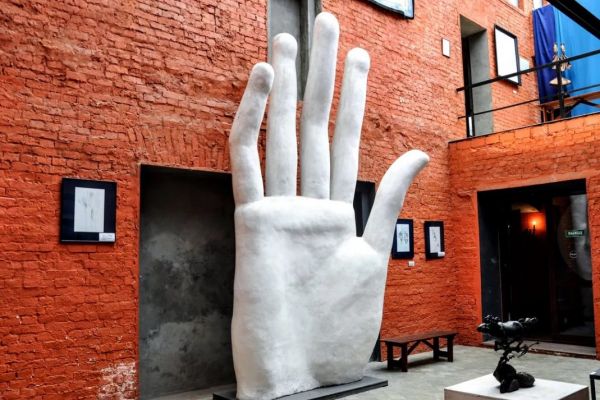 Александр Бурганов. ''Рука Творца'', 1995. Композитный материал. Московский  государственный музей ''Дом Бурганова''. Фото: fotokto.ru