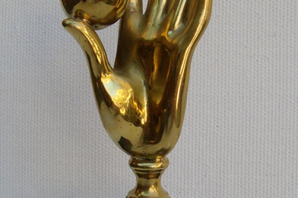 Александр Бурганов. ''Рука с шаром'' (Дар), 2000. Бронза, мрамор, 17,8х3,4х4,4 см. Московский государственный музей ''Дом Бурганова''