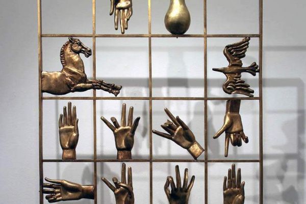 Александр Бурганов. Азбука глухонемых, 2008. Бронза. Фото: visit-city.art