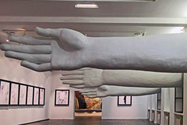 Александр Бурганов. ''Руки'', 2016. Композитный материал. Фото: visit-city.art