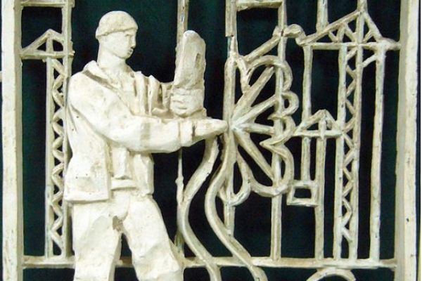 Александр Бурганов. ''Сварщик'', 1970. Проект общественного здания. Гипс, 24,1х22,2х3,2 см. Московский государственный музей ''Дом Бурганова''