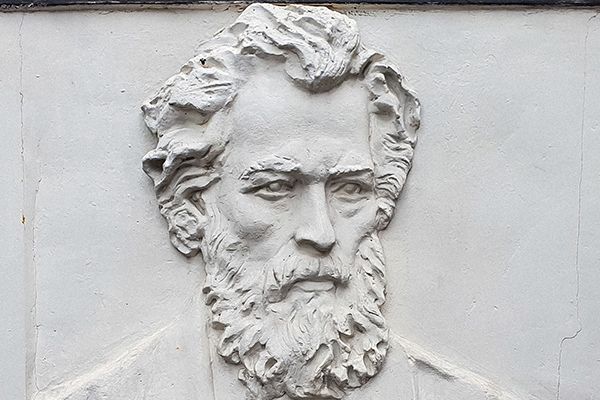 Александр Бурганов. ''Портрет Ивана Шишкина'', 1985. Гипс, 71,5х70 см. Московский государственный музей ''Дом Бурганова''