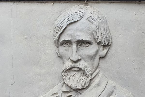 Александр Бурганов. ''Портрет Виктора Васнецова'', 1985. Гипс, 71,5х70 см. Московский государственный музей ''Дом Бурганова''