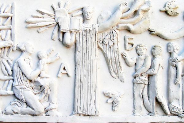 Александр Бурганов. ''Образование'', 2003. Масштабная модель к рельефам библиотеки искусств имени А.П. Боголюбова в Москве. Гипс, 20,1х43,7 см. Московский государственный музей ''Дом Бурганова''