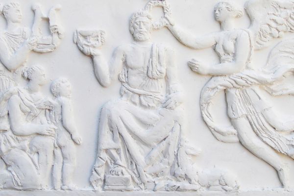 Александр Бурганов. ''Увенчание славой'', 2003. Масштабная модель к рельефам библиотеки искусств имени А.П. Боголюбова в Москве. Гипс, 19,3х35,8 см. Московский государственный музей ''Дом Бурганова''