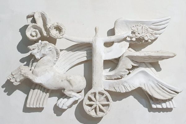 Александр Бурганов. ''Колесница'', 1972. Модель для фасада Дворца культуры металлургов в Ижевске, Удмуртия. Гипс, 47,2х85х14 см. Московский государственный музей ''Дом Бурганова''. Фото: проект Минкультуры России ''АРТЕФАКТ''