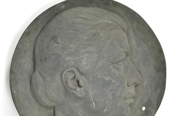 Матвей Манизер. 1927 ''Портрет А.И. Ульяновой Елизаровой''. Бронза, диаметр 50 мм. Государственный музей городской скульптуры, С.-Петербург