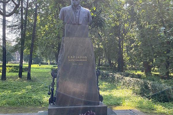 Матвей Манизер. 1951. Надгробный памятник М.Т. Елизарову (мемориал семьи Ульяновых). Гранит, чугун, бронза, 341х223х220 см. Архитектор В.Д. Кирхоглани. С.-Петербург. Фото: Государственный музей городской скульптуры, С.-Петербург