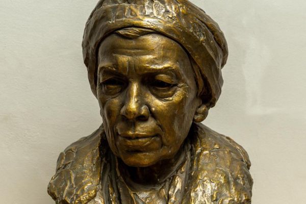 Матвей Манизер. 1929. ''Портрет А.И. Ульяновой-Елизаровой''. Гипс тонированный, 48х37 см. Государственный исторический музей, Москва