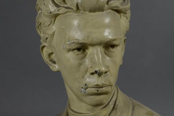 Матвей Манизер. 1930-е. ''Портрет А.И. Ульянова'', 1930-е. Гипс, окрашенный масляной краской под кость, 58х42х19 см. Государственный исторический музей, Москва