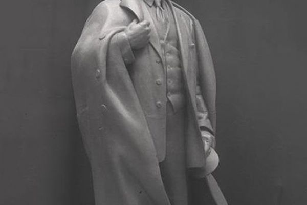 Матвей Манизер. 1940. ''В.И. Ленин''. Гипс, 215х72,5х57 см. Государственный  исторический музей, Москва