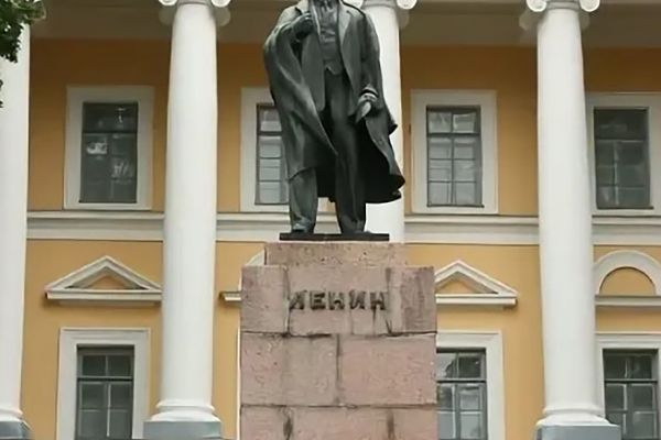 Матвей Манизер. 1945. Памятник В.И. Ленину. Бронза, гранит. Псков