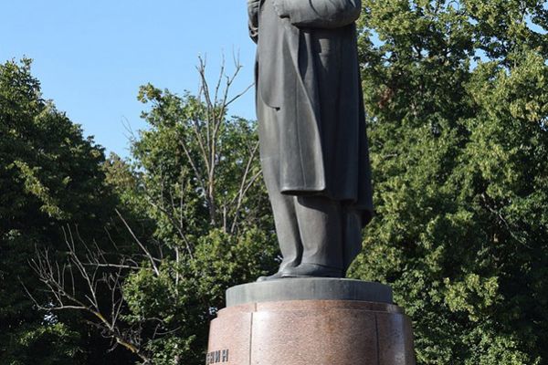 Матвей Манизер. 1959. Памятник В.И. Ленину. Бронза, гранит, высота постамента 200 см. Архитектор И.Е. Рожин. Майкоп, Адыгея