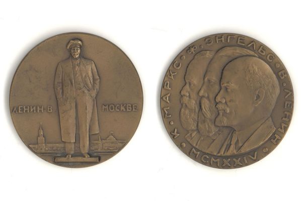 Матвей Манизер. 1963. ''Ленин в Москве. 1924''. Бронза, диаметр 70 мм. Государственный исторический музей, Москва