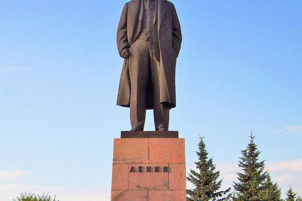 Матвей Манизер. 1966. Памятник В.И. Ленину. Бронза, гранит, высота фигуры 450 см, высота постамента 437 см.  Архитектор Е.И. Рожин. Йошкар-Ола, Марий Эл. Фото: Alkort