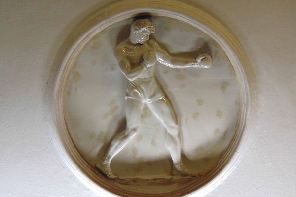 Елена Янсон-Манизер. ''Бокс'', 1938. Медальон. Фарфор, диаметр 90 см. Станция московского метрополитена ''Динамо''. Фото: leonovvaleri.livejournal.com