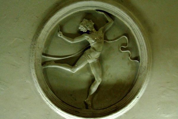 Елена Янсон-Манизер. ''Эстафета'', 1938. Медальон. Фарфор, диаметр 90 см. Станция московского метрополитена ''Динамо''. Фото: leonovvaleri.livejournal.com