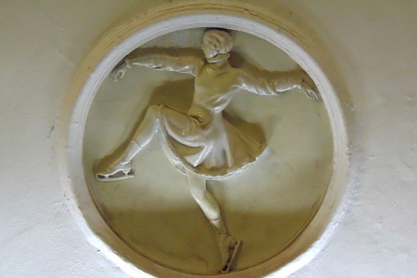 Елена Янсон-Манизер. ''Фигуристка'', 1938. Медальон. Фарфор, диаметр 90 см. Станция московского метрополитена ''Динамо''. Фото: leonovvaleri.livejournal.com