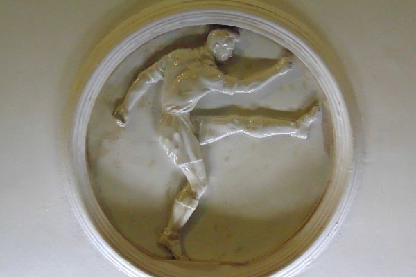 Елена Янсон-Манизер. ''Футбол'', 1938. Медальон. Фарфор, диаметр 90 см. Станция московского метрополитена ''Динамо''. Фото: leonovvaleri.livejournal.com