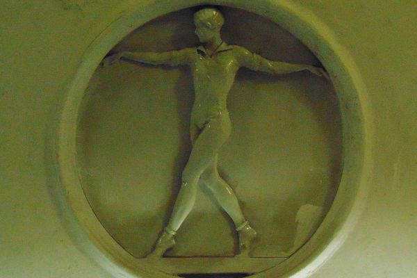 Елена Янсон-Манизер. ''Гимнастка на бревне'', 1938. Медальон. Фарфор, диаметр 90 см. Станция московского метрополитена ''Динамо''. Фото: leonovvaleri.livejournal.com