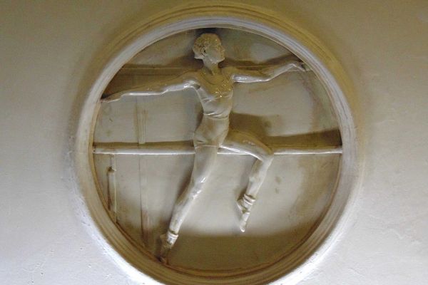 Елена Янсон-Манизер. ''Гимнастка на брусьях'', 1938. Медальон. Фарфор, диаметр 90 см. Станция московского метрополитена ''Динамо''. Фото: leonovvaleri.livejournal.com