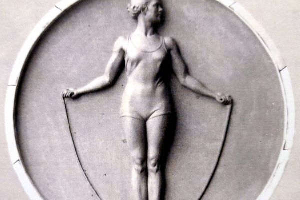 Елена Янсон-Манизер. ''Гимнастка со скакалкой'', 1938. Эскиз медальона на станции московского метрополитена ''Динамо''. Рельеф утрачен в связи с установкой на станции гермодверей