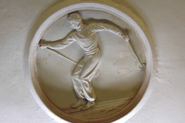 Елена Янсон-Манизер. ''Лыжник'', 1938. Медальон. Фарфор, диаметр 90 см. Станция московского метрополитена ''Динамо''. Фото: leonovvaleri.livejournal.com