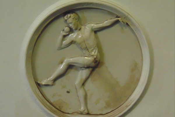 Елена Янсон-Манизер. ''Толкание ядра'', 1938. Медальон. Фарфор, диаметр 90 см. Станция московского метрополитена ''Динамо''. Фото: leonovvaleri.livejournal.com