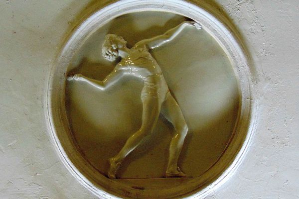 Елена Янсон-Манизер. ''Метание гранаты'', 1938. Медальон. Фарфор, диаметр 90 см. Станция московского метрополитена ''Динамо''. Фото: leonovvaleri.livejournal.com