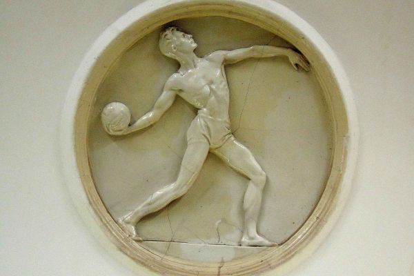 Елена Янсон-Манизер. ''Волейбол'', 1938. Медальон. Фарфор, диаметр 90 см. Станция московского метрополитена ''Динамо''. Фото leonovvaleri.livejournal.com