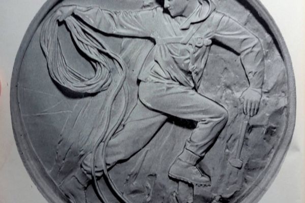 Елена Янсон-Манизер. ''Альпинизм'', 1953. Медальон. Фаянс, диаметр 90 см. Станция московского метрополитена ''Динамо''. Фото: leonovvaleri.livejournal