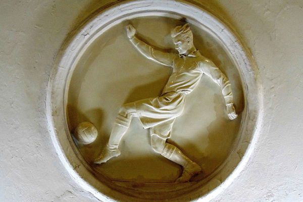 Елена Янсон-Манизер. ''Футболист'', 1953. Медальон. Фаянс, диаметр 90 см. Станция московского метрополитена ''Динамо''. Фото: leonovvaleri.livejournal